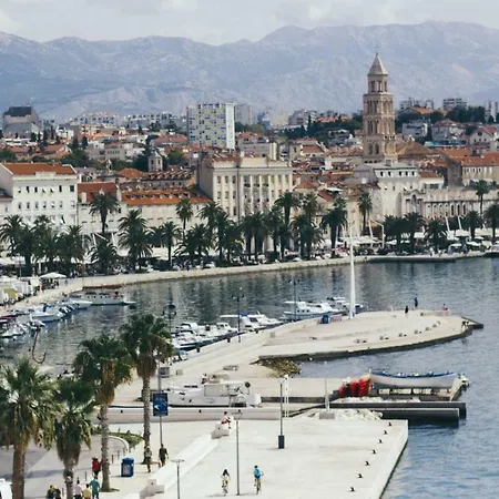 West Coast Luxury Apartament