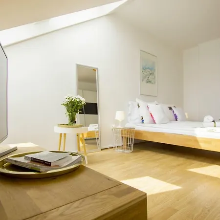 West Coast Luxury * سبليت